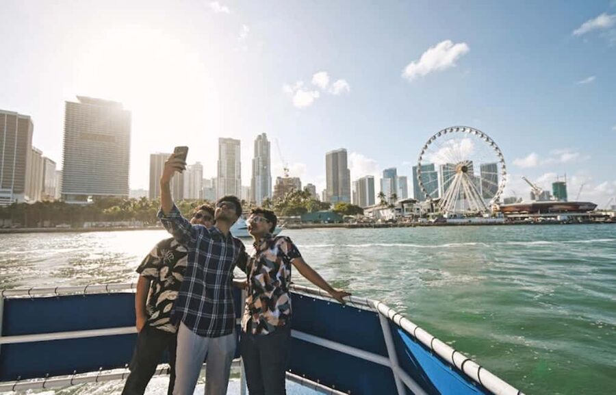 Miami: Biscayne Bay Millionaire's Homes Sightseeing Cruise - The Venetian Islands and Hibiscus Island