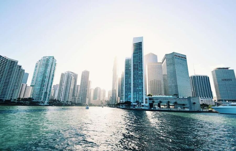 Miami: Biscayne Bay Millionaire's Homes Sightseeing Cruise - Star Island and Palm Island mansion spotting