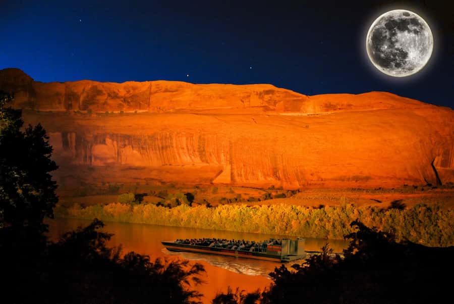 Moab: Colorado River Dinner Cruise with Music and Light Show - Boarding the boat and settling into the canyon