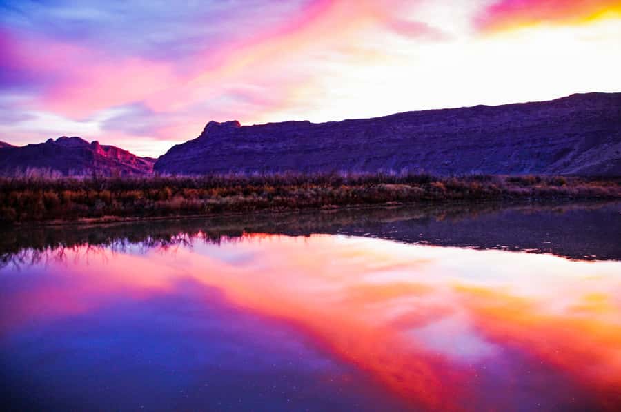 Moab: Colorado River Dinner Cruise with Music and Light Show - Sunset colors give way to canyon shadows