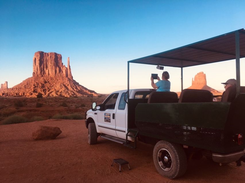 Monument Valley: Highlights Tour with Backcountry Access - Three Sisters, John Ford Point, and Sleeping Dragon