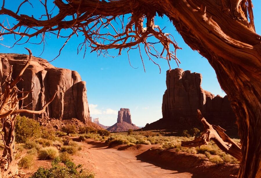 Monument Valley: Highlights Tour with Backcountry Access - Timing, pickup, and the Utah-Arizona clock