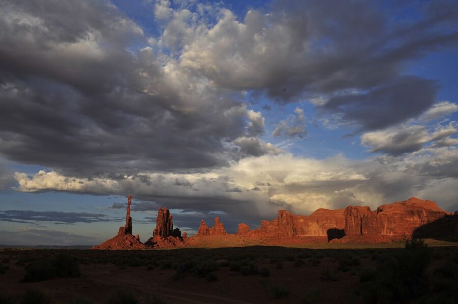 Monument Valley: Scenic 2.5-Hour Guided Tour - Inside a traditional hogan