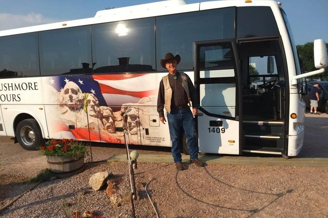 Mount Rushmore and Black Hills Tour with Two Meals and a Music Variety Show - A short coffee break at Sylvan Lake