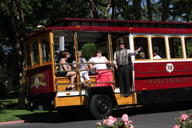 Napa Valley Wine Trolley Classic Tour - Lunch in the middle of the wine day