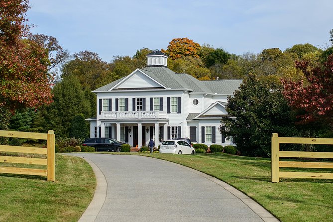 Nashville "Homes Of The Stars" Narrated Bus Tour with 30+ Celebrity Homes - The guide, music, and stories on board