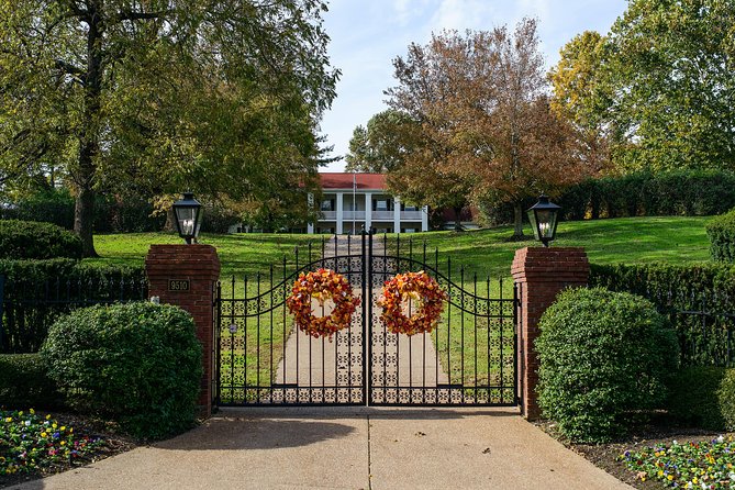 Nashville "Homes Of The Stars" Narrated Bus Tour with 30+ Celebrity Homes - Nashville landmarks along the way