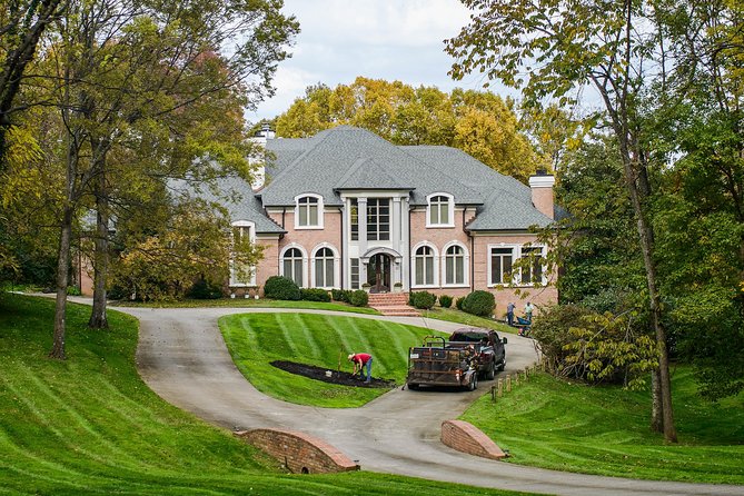 Nashville "Homes Of The Stars" Narrated Bus Tour with 30+ Celebrity Homes - The downtown departure at 108 1st Avenue South