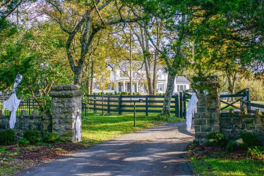 Nashville: Homes of the Stars Narrated Bus Tour - The ride through downtown and beyond
