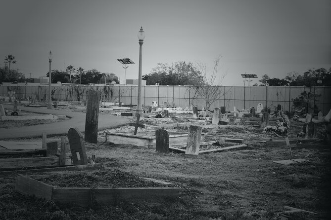 New Orleans Cemetery Bus Tour with Exclusive Cemetery Access - Spending time inside Odd Fellows Rest
