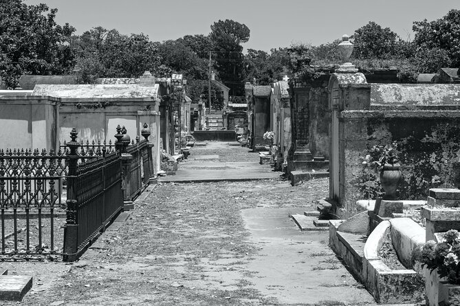 New Orleans Cemetery Bus Tour with Exclusive Cemetery Access - What the two hours really feel like