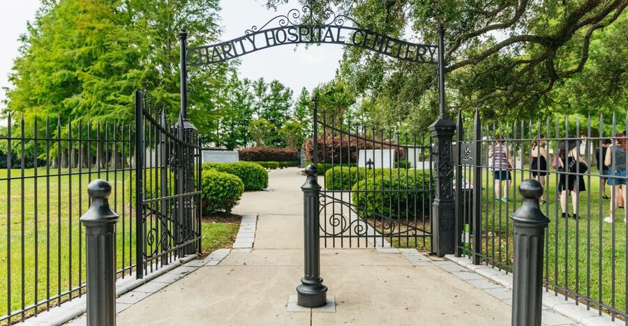 New Orleans: Cemetery Tour - Why New Orleans built cities for the dead