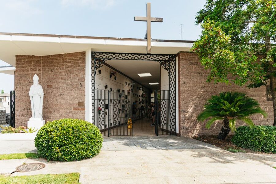 New Orleans: Cemetery Tour - Walking through five or six burial grounds