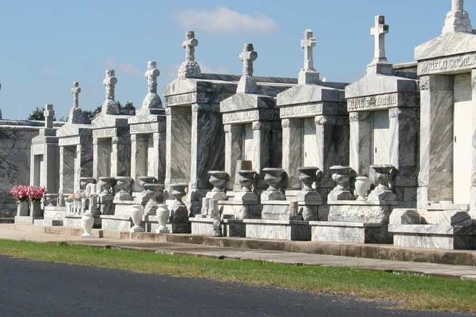 New Orleans City Tour: French Quarter, Garden District & Cemetery - St. Louis Cemetery No. 3 and the Cities of the Dead
