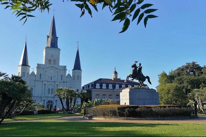 New Orleans City Tour: French Quarter, Garden District & Cemetery - Seeing the Garden District from the coach