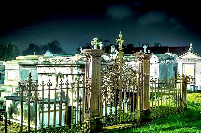 New Orleans Dead of Night Ghosts and Cemetery Bus Tour - What to bring and how to prepare
