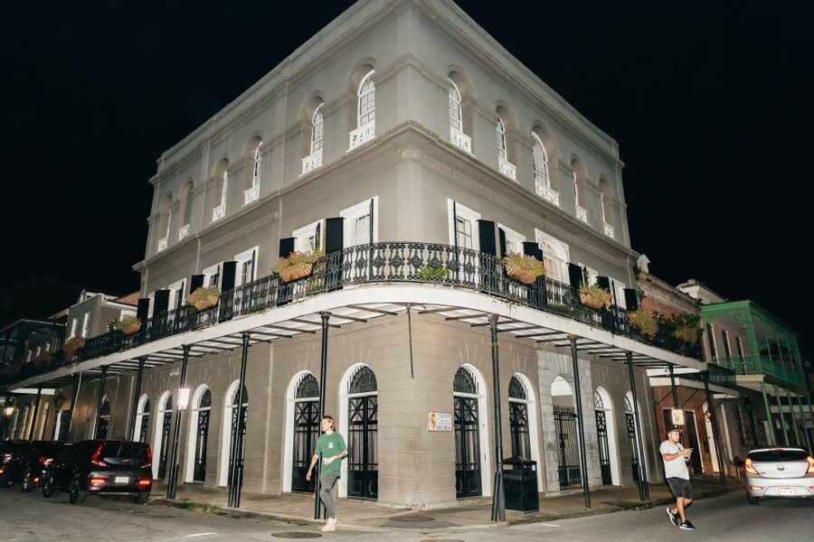 New Orleans: French Quarter Ghost Tour with Interior Visit - Lafitte’s Blacksmith Shop Bar and a pause in the walk