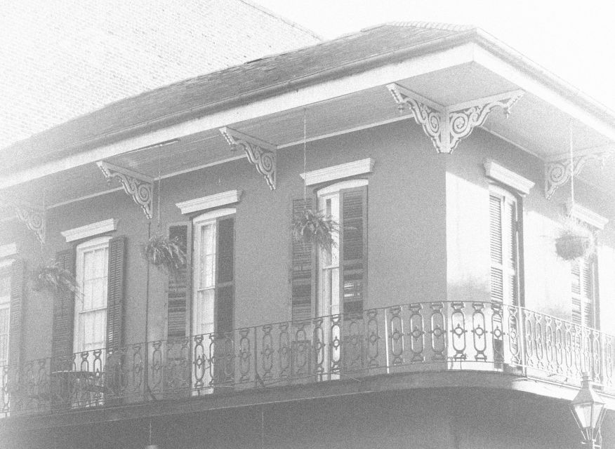 New Orleans: French Quarter Ghost Tour with Interior Visit - The guides make the biggest difference