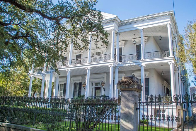 New Orleans Garden District History Walking Tour - Reading the mansions along Garden District avenues