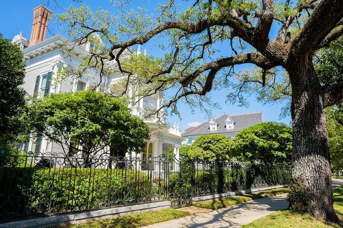 New Orleans: Garden District Tour - Lafayette Cemetery No. 1 from behind the gates