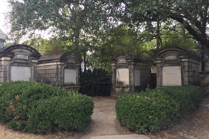 New Orleans Small-Group Garden District Walking Tour - One hour and 40 minutes among the mansions