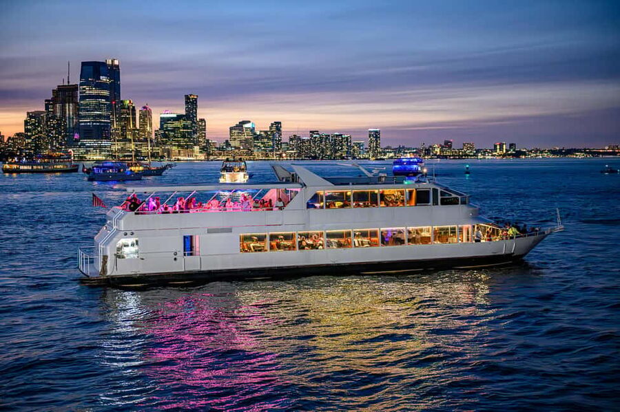 New York City: Gourmet Dinner Cruise with Live Music - The Manhattan Bridge photo stop