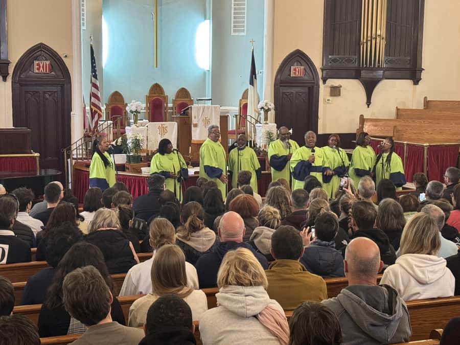 New York City: Harlem Gospel Live Music Concert - The music, choir, and audience energy