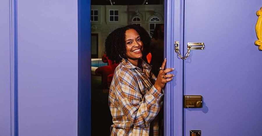 New York City: The FRIENDS™ Experience Entry Ticket - Friendly Staff Make the Photo Stops Easier