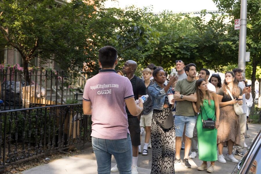 New York City: Tour of Manhattan, Bronx, Queens & Brooklyn - The vehicle, guide, and five-hour rhythm
