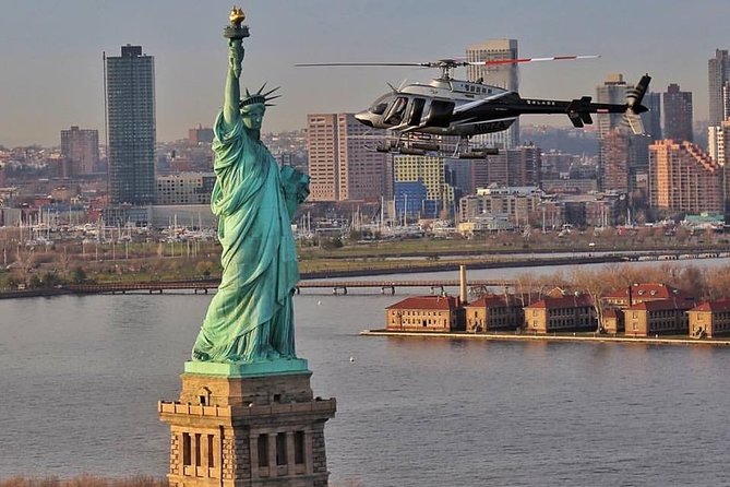 New York Manhattan Scenic Helicopter Tour - Ground Zero, the Hudson River, and Midtown towers