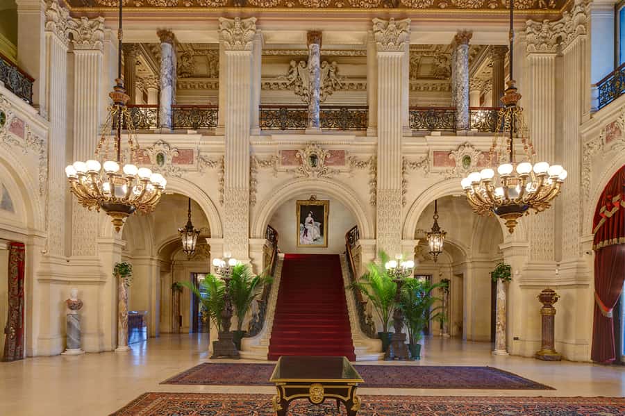 Newport: Newport Mansions Ticket - 1 or 2 Mansions - Entering The Breakers, Newport’s grandest cottage