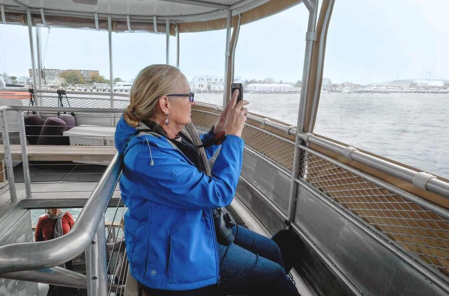 Newport, Rhode Island: Scenic Narragansett Bay Cruise - Forts, lighthouses, and mansions from the water