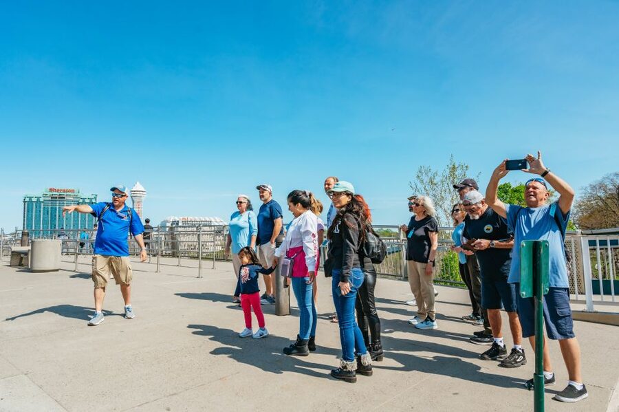 Niagara Falls, USA: American Tour & Maid of The Mist - Cave of the Winds: close enough to lose the dry clothes