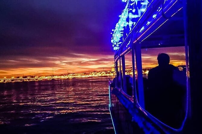 Nights of Lights Boat Cruise - Cold evenings, hot chocolate, and onboard drinks