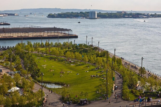 NYC Bus Tour of Brooklyn, Bronx, Queens: Art, Food & Sports - Williamsburg and the Hasidic Jewish community