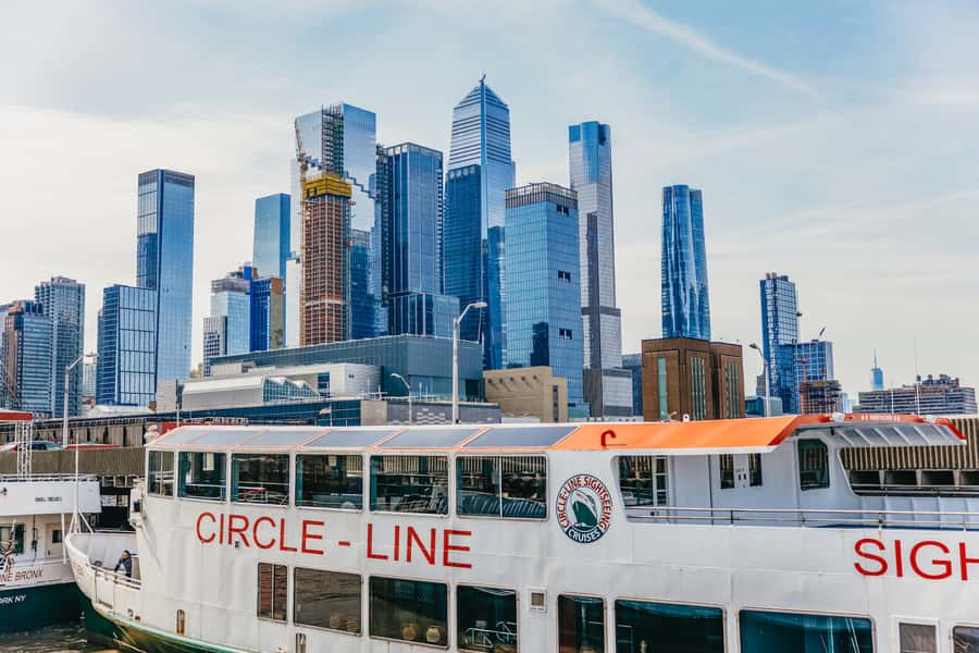NYC: Circle Line 2.5 Hour Best of NYC Boat Cruise - Live narration, audio guides, and onboard comfort