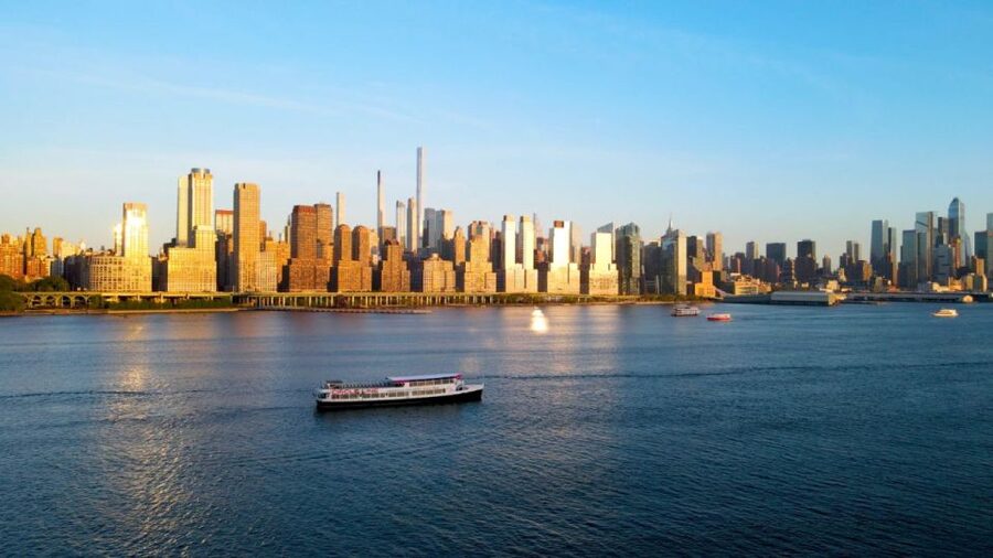 NYC: Circle Line 2h Harbor Lights Cruise Skip-The-Box-Office - Guides, commentary, and onboard atmosphere