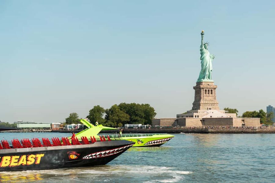 NYC: Circle Line "The Beast" Midtown/Downtown Speedboat Ride - Leaving Manhattan at speed
