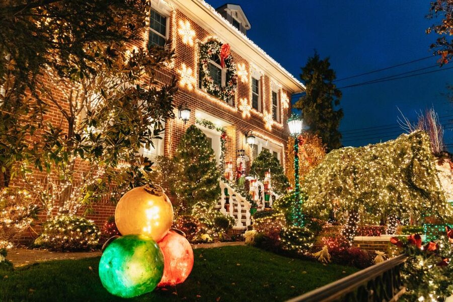 NYC: Dyker Heights Christmas Lights & Skyline View Bus Tour - Why this tour works for a New York Christmas evening