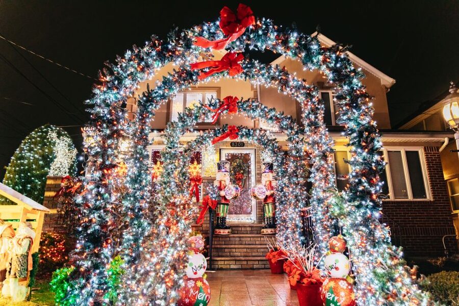 NYC: Dyker Heights Christmas Lights & Skyline View Bus Tour - Brooklyn Bridge Park and the DUMBO view
