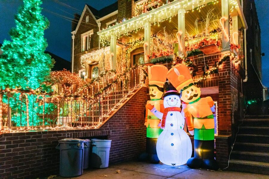 NYC: Dyker Heights Christmas Lights & Skyline View Bus Tour - The return through Brooklyn, Queens, and Midtown