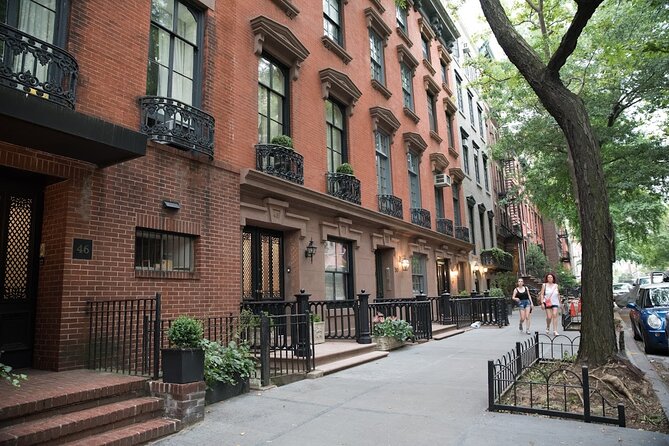 NYC: Greenwich Village Food Tour with 6 Locals Favorites Dishes - Falafel, dumplings, and the tour’s changing savory stops