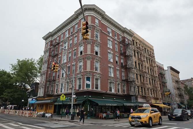 NYC: Greenwich Village Food Tour with 6 Locals Favorites Dishes - Cupcake and gourmet cookie: the sweet finish
