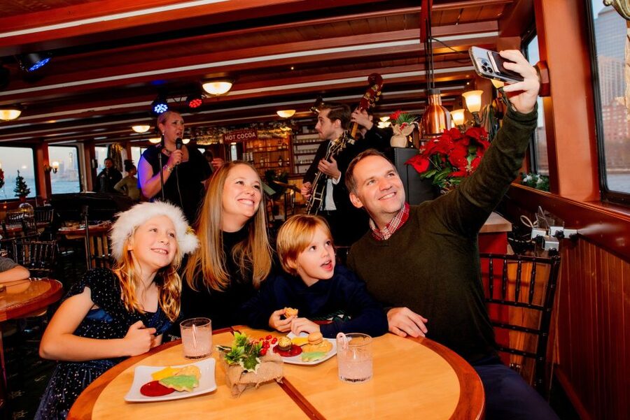 NYC: Holiday Yacht Cruise with Jazz, Cocoa & Carols - A cozy yacht instead of a standard harbor cruise