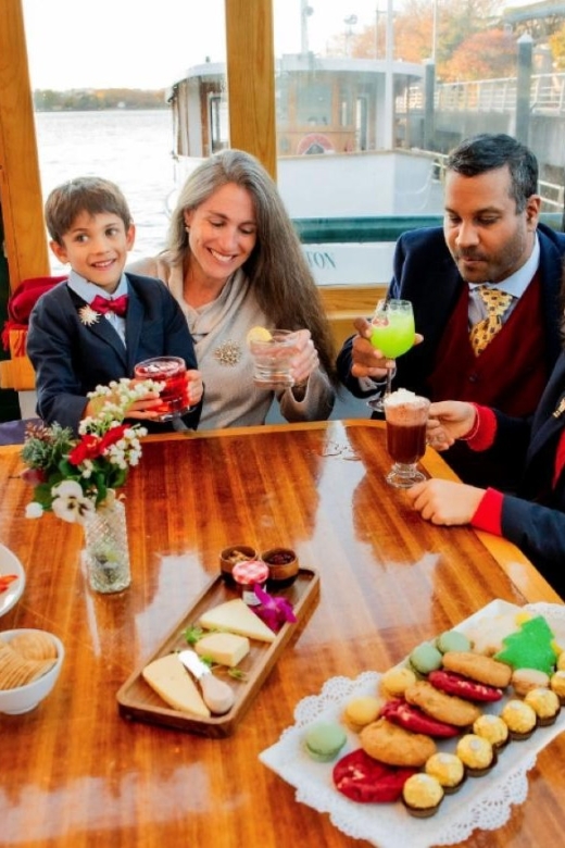 NYC: Holiday Yacht Cruise with Jazz, Cocoa & Carols - Jazz, carols, and the holiday mood