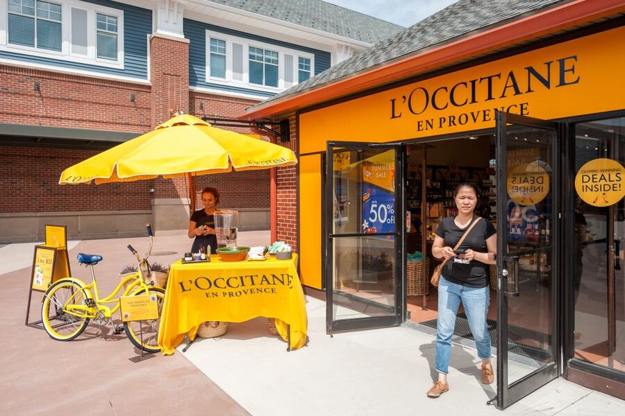 NYC: Woodbury Common Premium Outlets Shopping Trip - Food, rest, and practical facilities