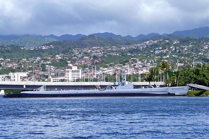 Oahu: Pearl Harbor USS Arizona Memorial - The visitor center, galleries, and souvenir stop