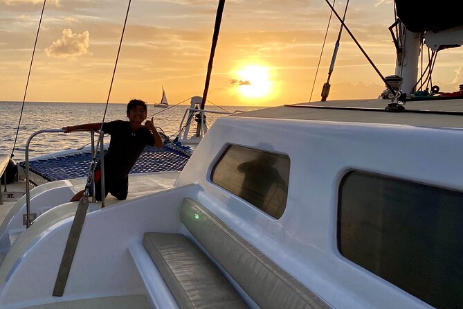 Oahu's Waikiki Coast: Moana’s Sunset Cocktail Sail - Drinks, crew service, and the barefoot format