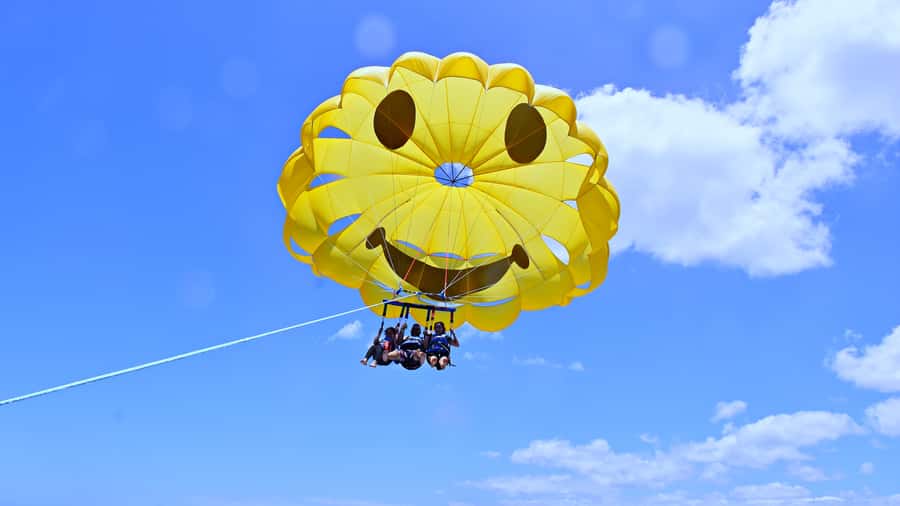 Oahu: Waikiki Parasailing - Taking off from Waikiki Beach
