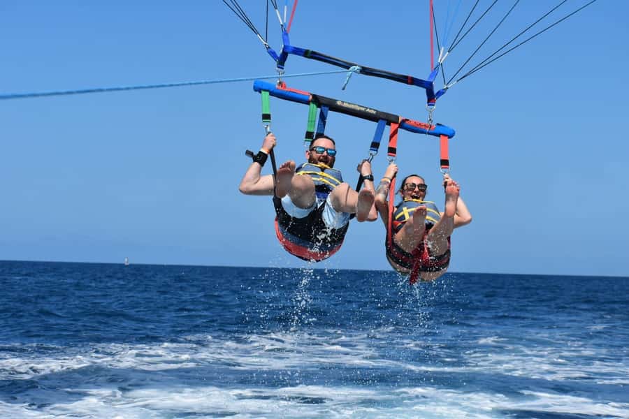 Oahu: Waikiki Parasailing - The optional water dip and boat-crew style